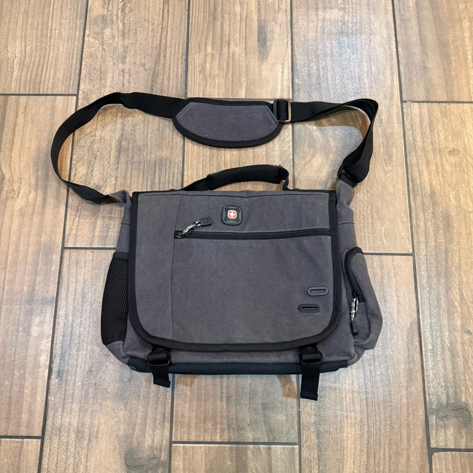Wenger By Victorinox 14” Zinc Messenger Bag Adjustable Strap
