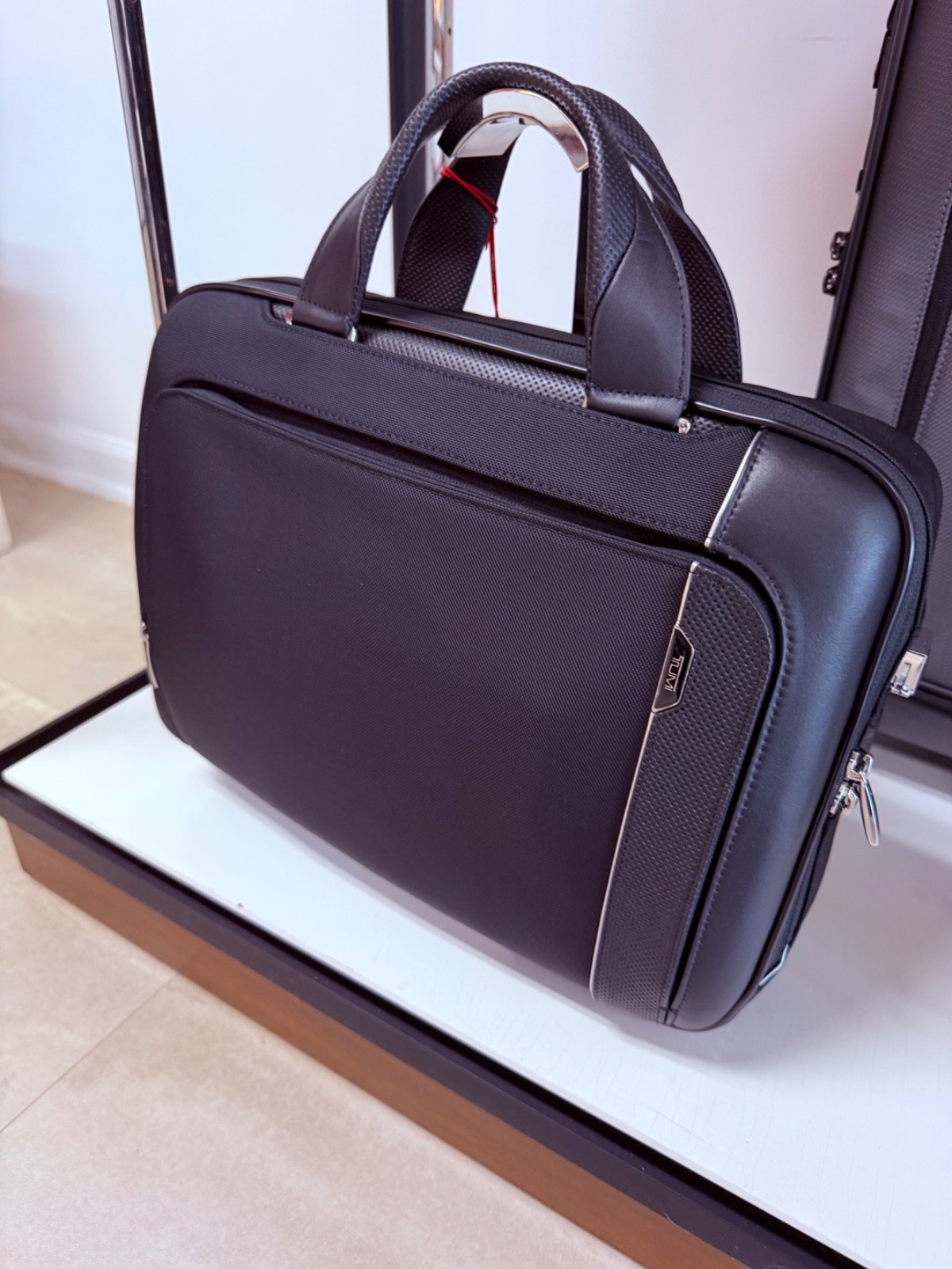 NEW Tumi ARRIVE SADLER 16.0” Brief Laptop Briefcase – BLACK w/ Leather❗️