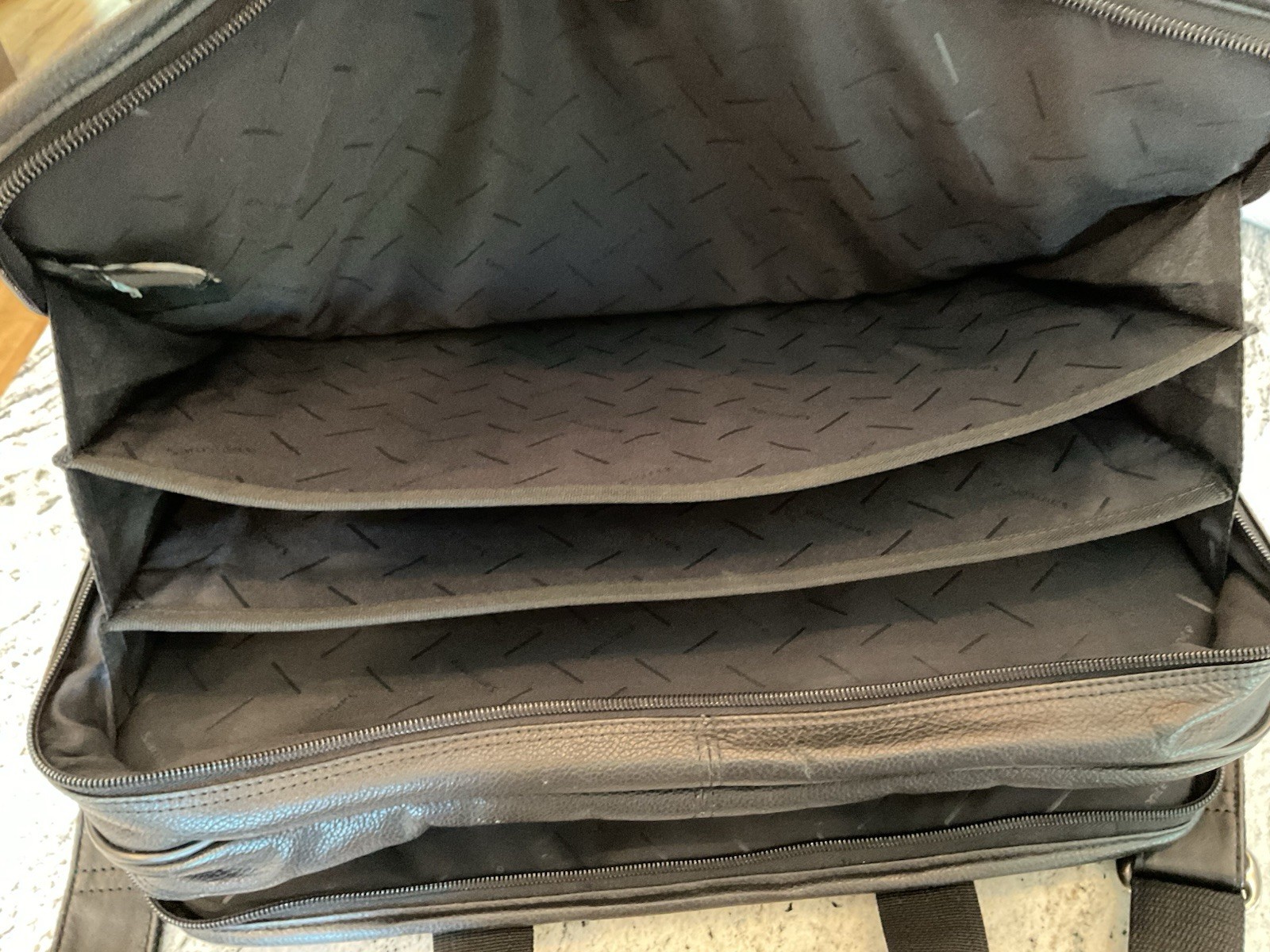 Samsonite Black Leather Laptop Business Briefcase Bag Expandable Shoulder Strap
