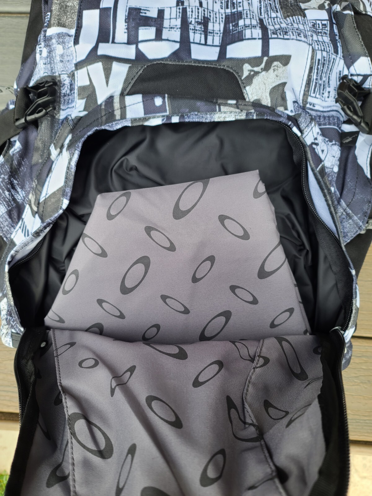 OAKLEY Limit Back Surf Pack 4.0 White Stuff Sack Mat Wet Dry Vent Bag Wax NWT