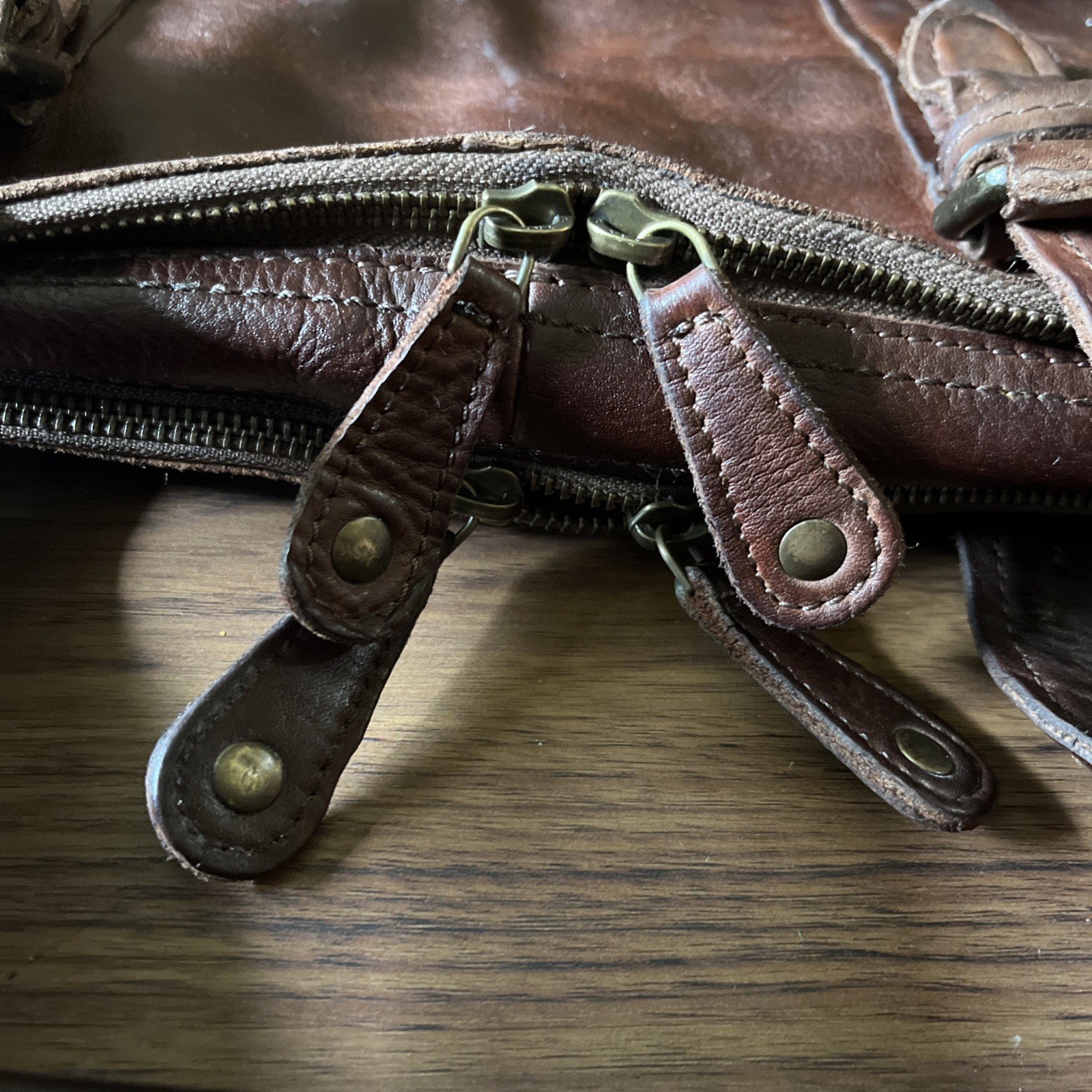 Aunts & uncles Men’s Leather Messenger Bag – Brown