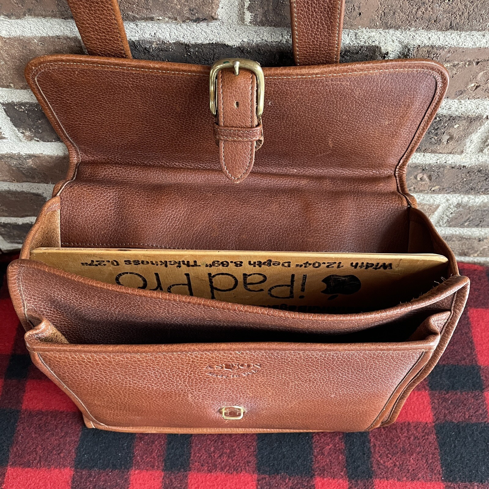 VINTAGE 1990s GLOVE LEATHER MACBOOK 13 IPAD PRO BACKPACK MESSENGER BAG R$545