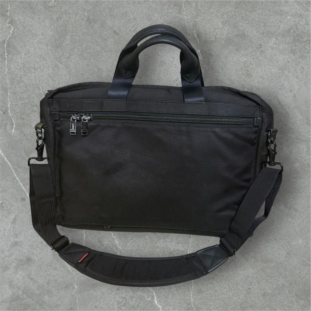 TUMI Compact Large Screen Computer Briefcase 48cm/18.9in 33cm/13in Black