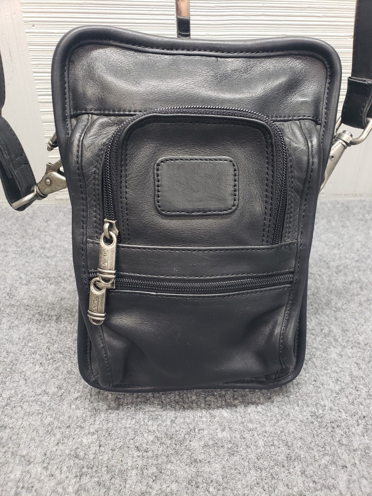 Tumi Men Shoulder Bag Black Adjustable Straps Multi Pockets Zip Closure Casual