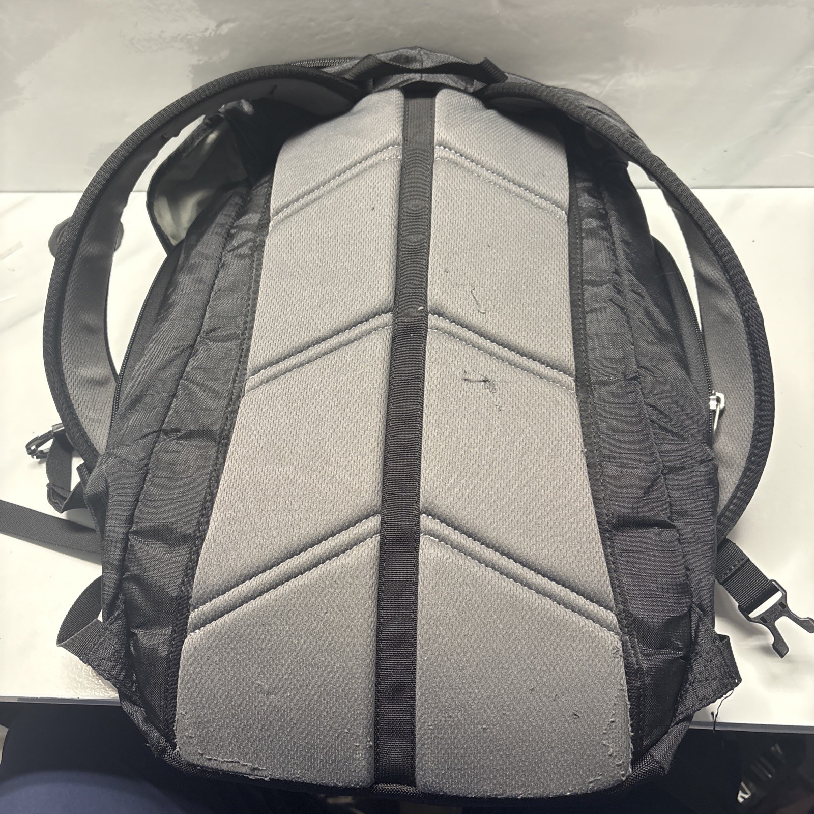 Thule Sweden Enroute Mosey Black Daypack Backpack Zippers Pockets Hiking Outdoor