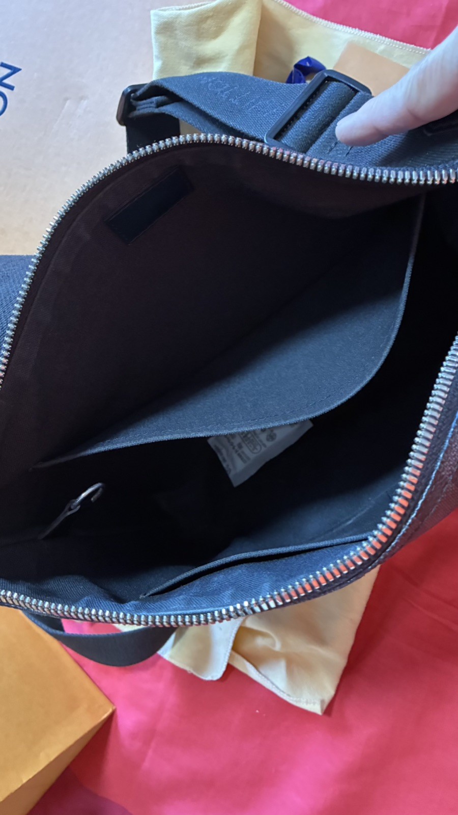 LV District Graphite Messenger Black Leather Complete w/ original packaging