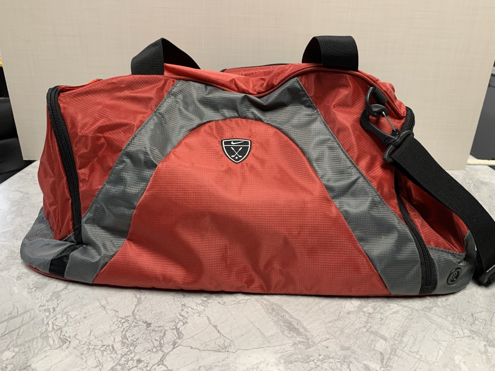 Nike Golf Duffel Bag Carry On Shoe Carrier – Red- Shoulder Strap – NWT
