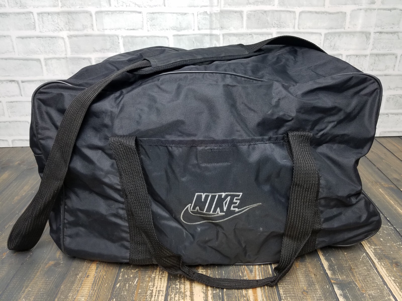 VINTAGE – 90’s NIKE Duffle Gym Sports Bag SWOOSH Embroidered BLACK / Gray Logo