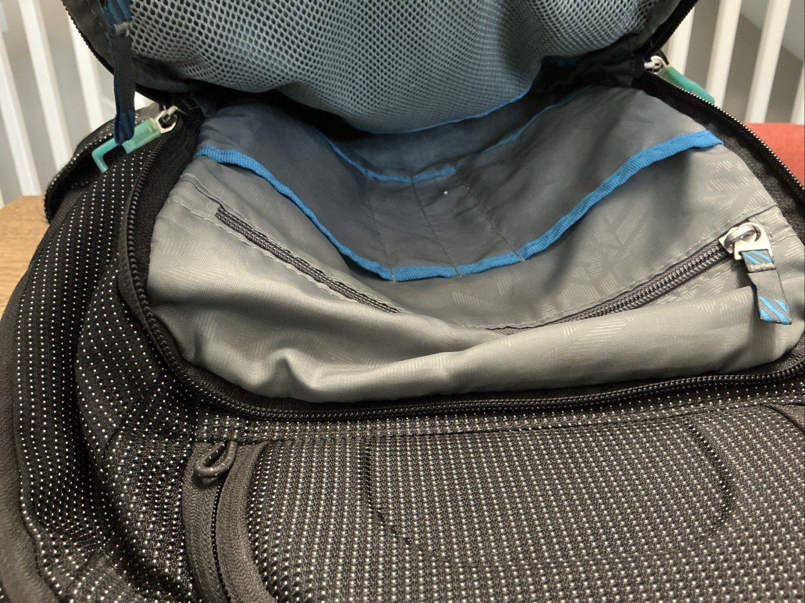 Thule Black Backpack Zip Closure Adjustable Strap Pockets Inner Pockets – READ
