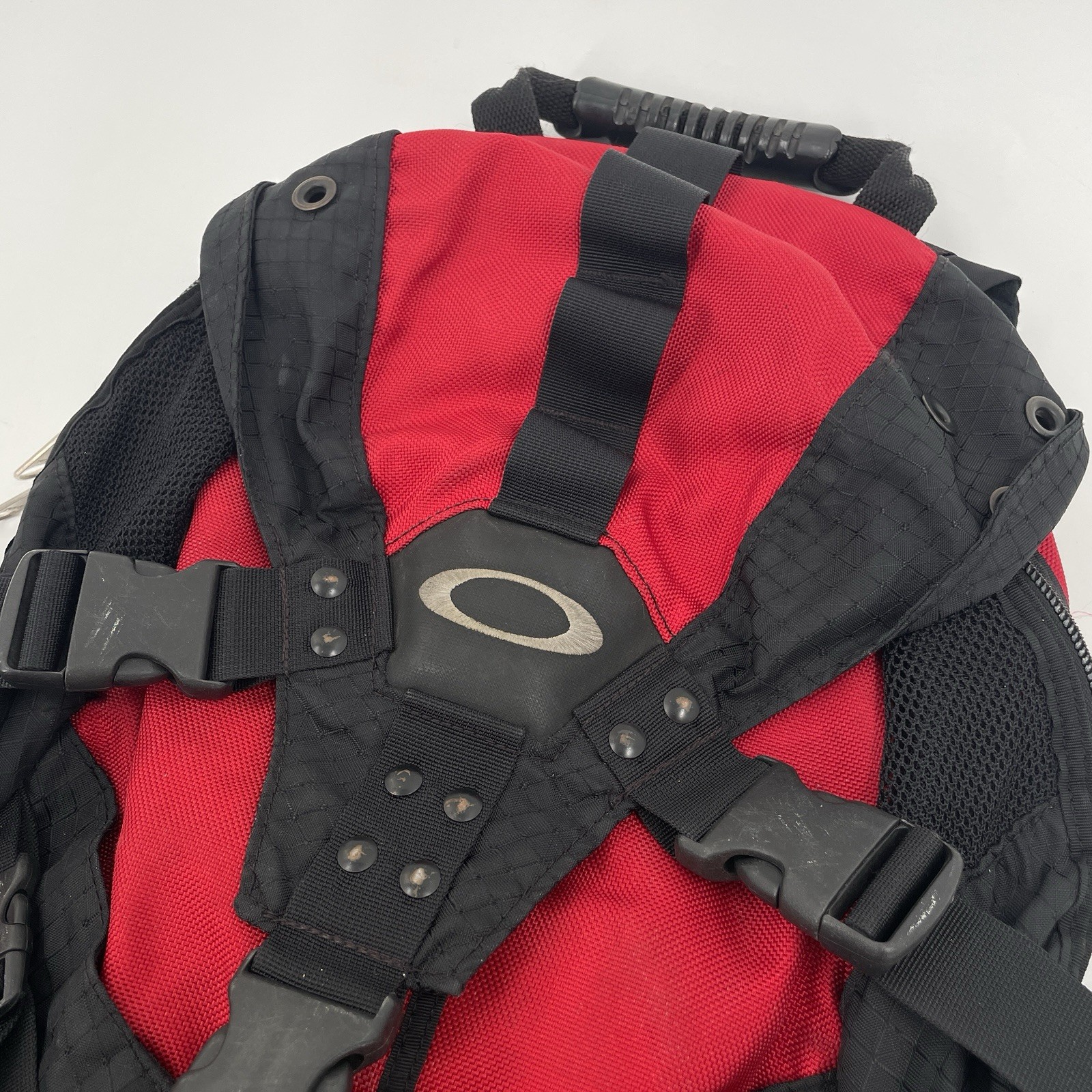 Vintage Oakley Icon Backpack in Red Black – 90s 2000s Y2k Goth Grunge
