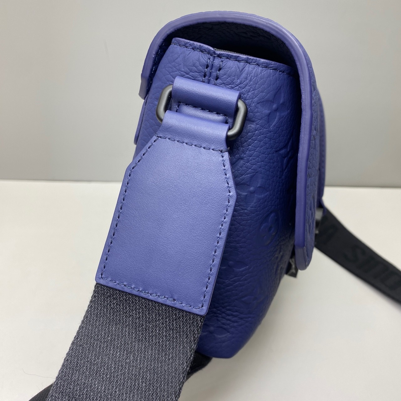 Louis Vuitton Pre-Owned Authentic S cape Crossbody Bag Blue Leather 28x16x10cm