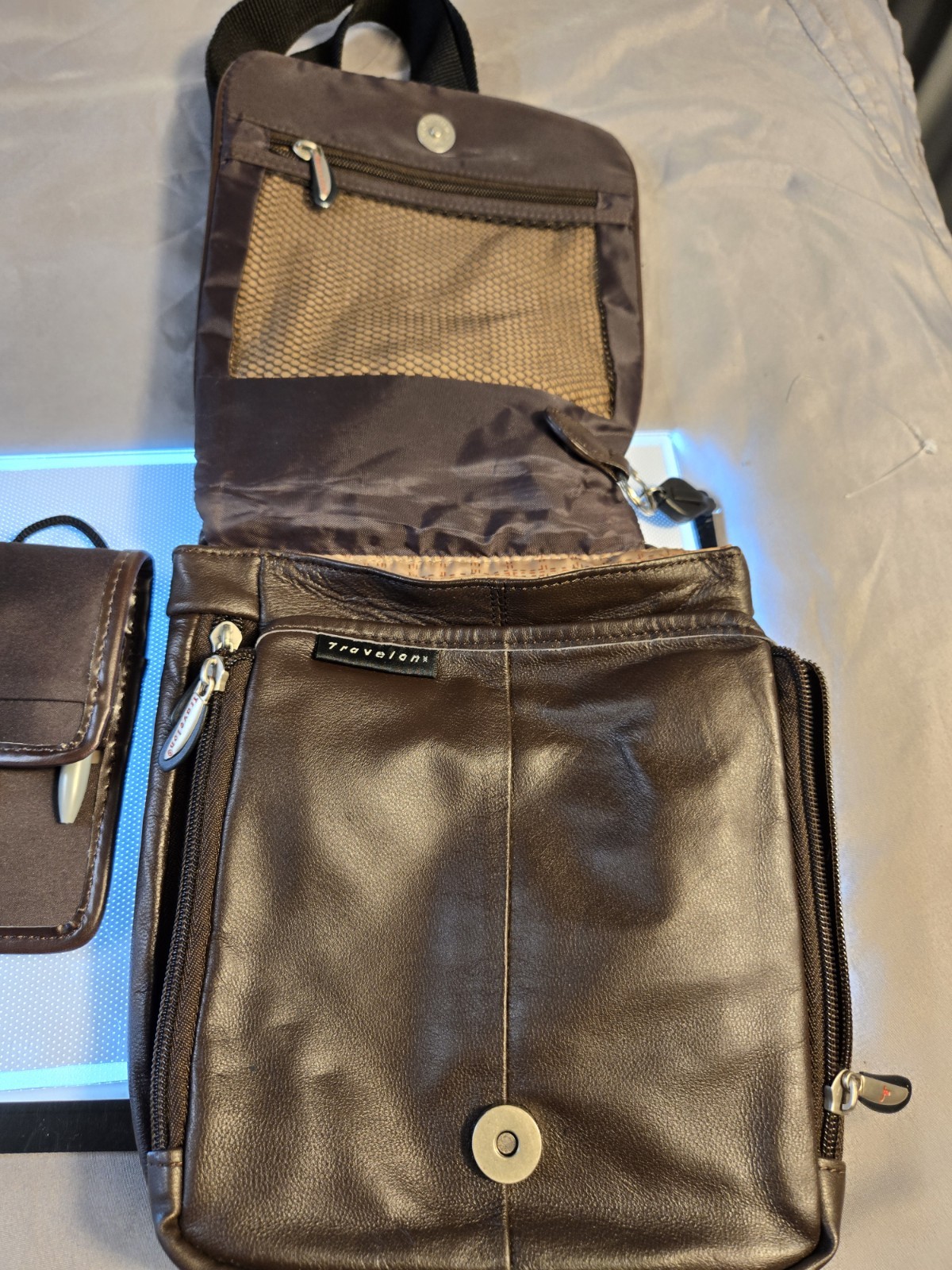 Travelon Crossbody Messenger Bag Zip Snap Adjustable Strap Pockets Men Brown