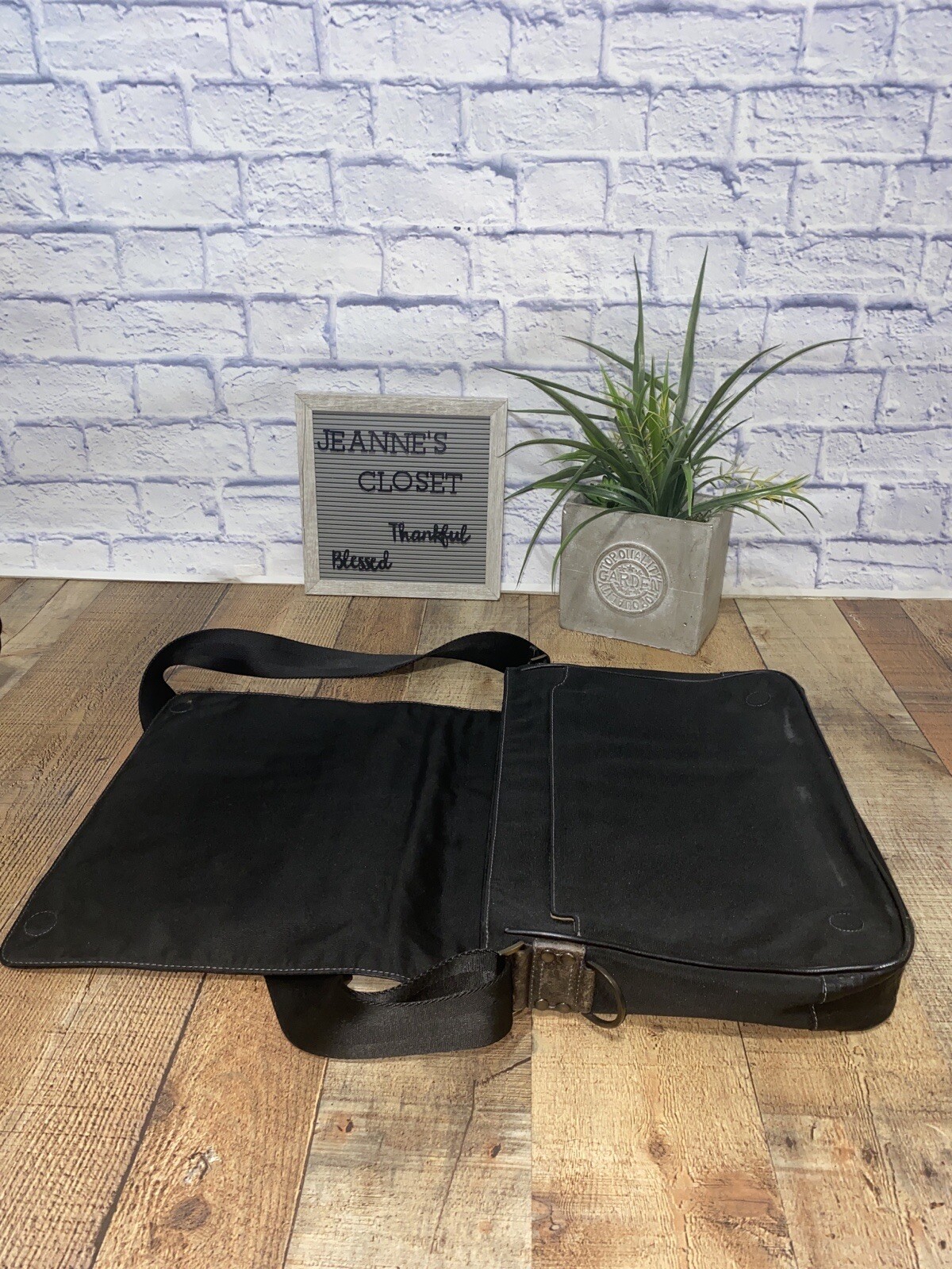 Boconi Black Leather Garth Slim Mailbag Messenger Laptop Bag with Shoulder Strap