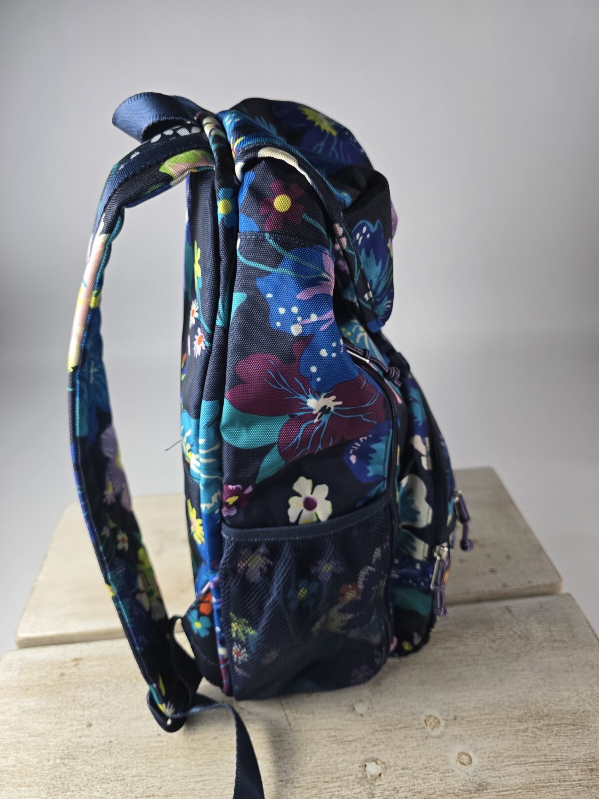 VERA BRADLEY Lighten Up Firefly GARDEN Backpack Drawstings Buckle Flowers Floral