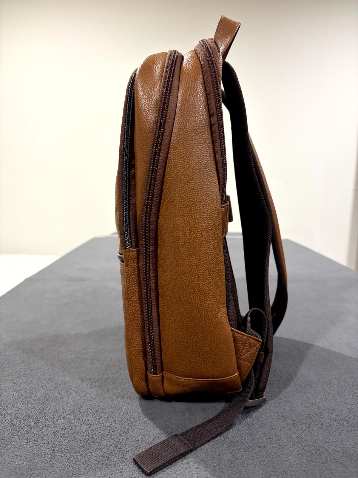 Samsonite Unisex Slim Backpack Brown Cognac Grain Leather Padded Mesh Back