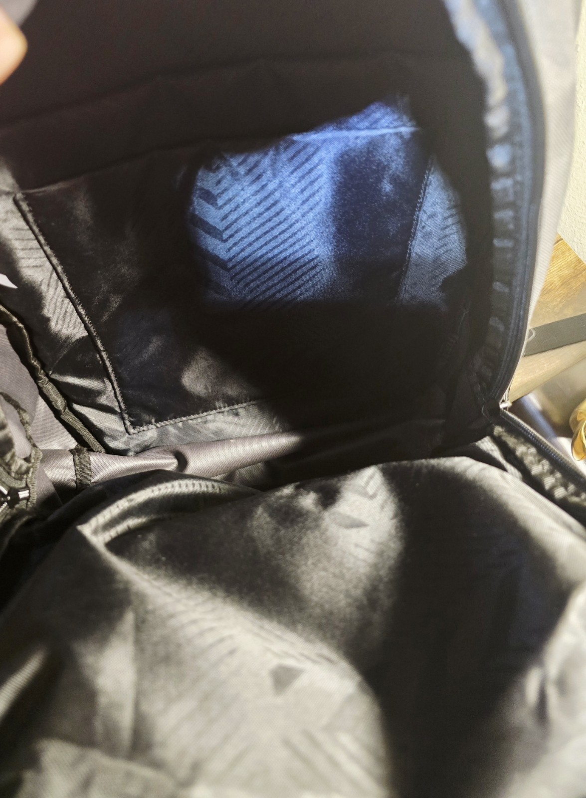 Oakley Enduro Backpack Laptop Grey & Black 25L 2.0 Clean And Nice Condition.