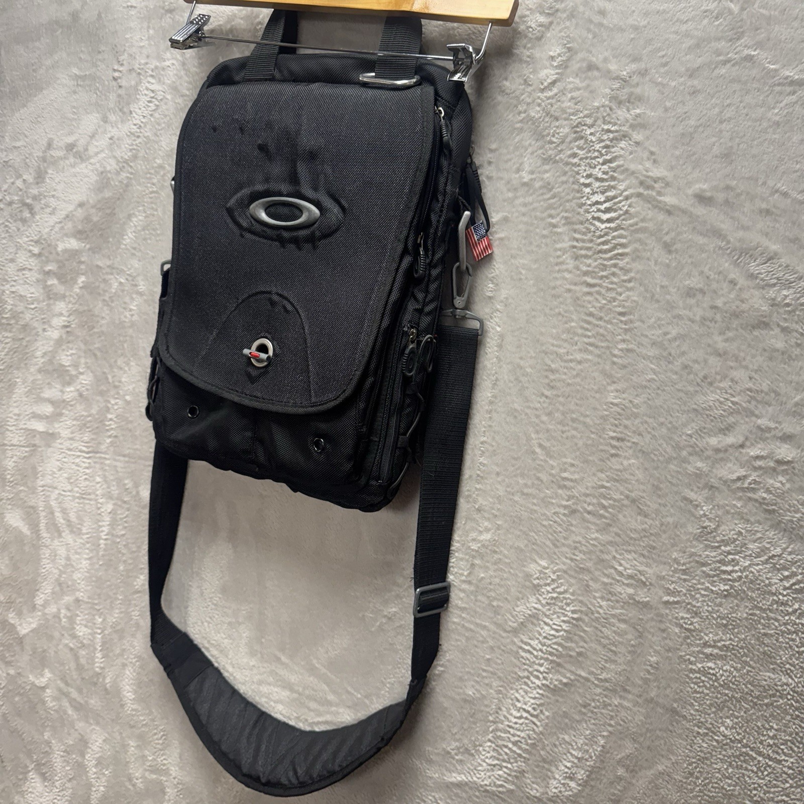 Oakley Tactical Field Gear Vertical Messenger Day Pack Laptop Bag Black 16×13