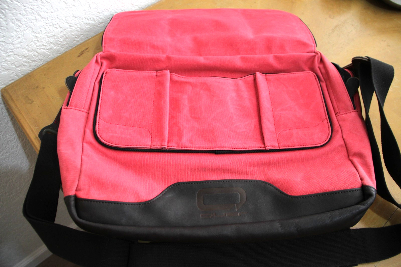 Messenger bag – Quer QCASE II Limited Edition Q10 Black/Pink Germany