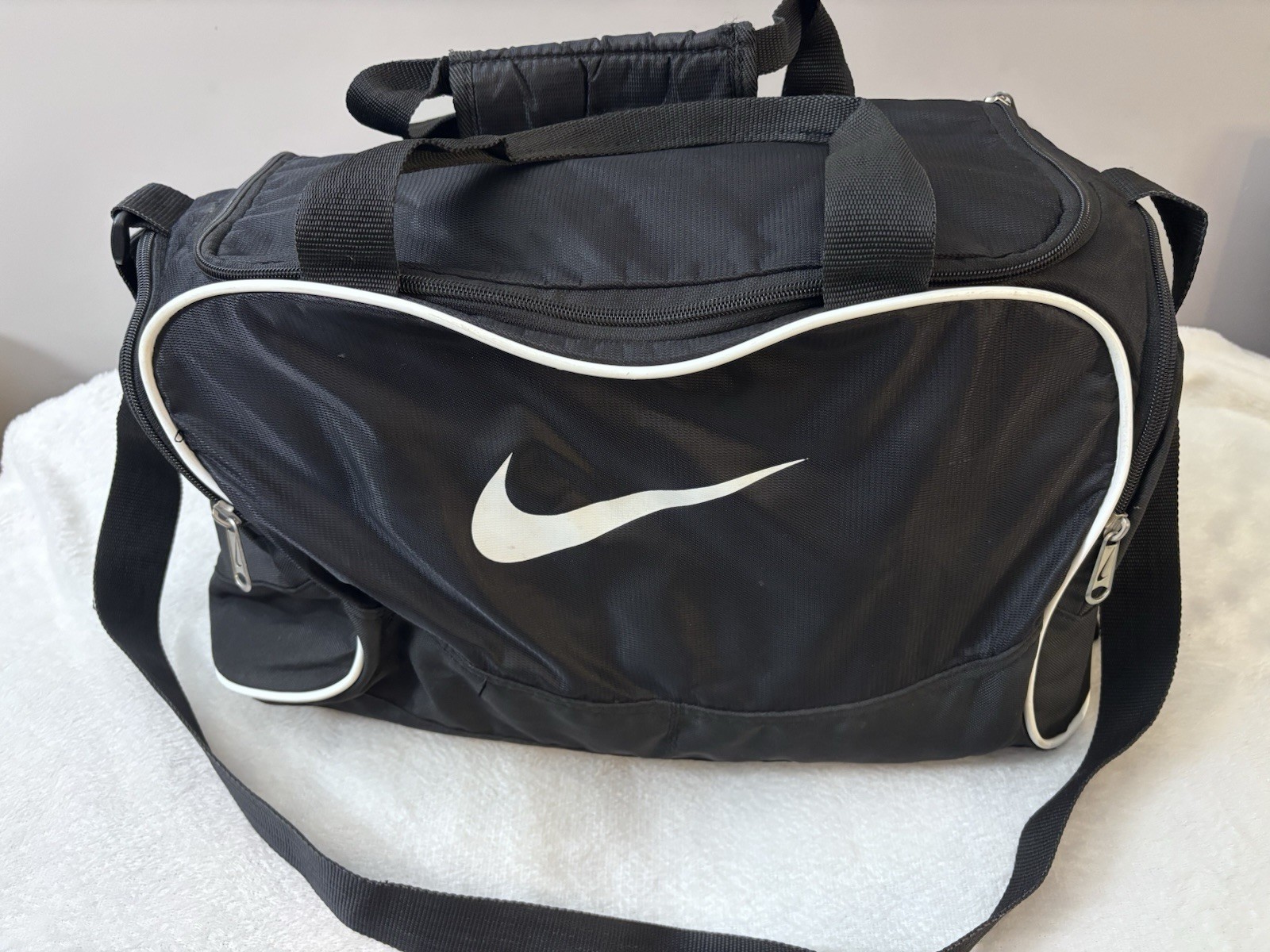 Nike 18 Inch Duffle Bag In Black Sports Gym Travel Good Condition Clean