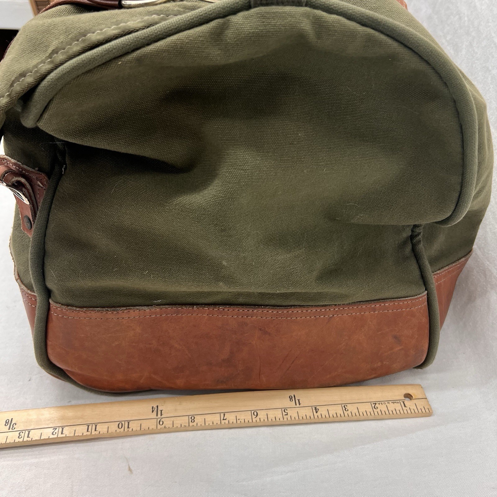 28” Vtg Orvis Battenkill Distressed Green Canvas Duffle Bag Leather Bottom Trim