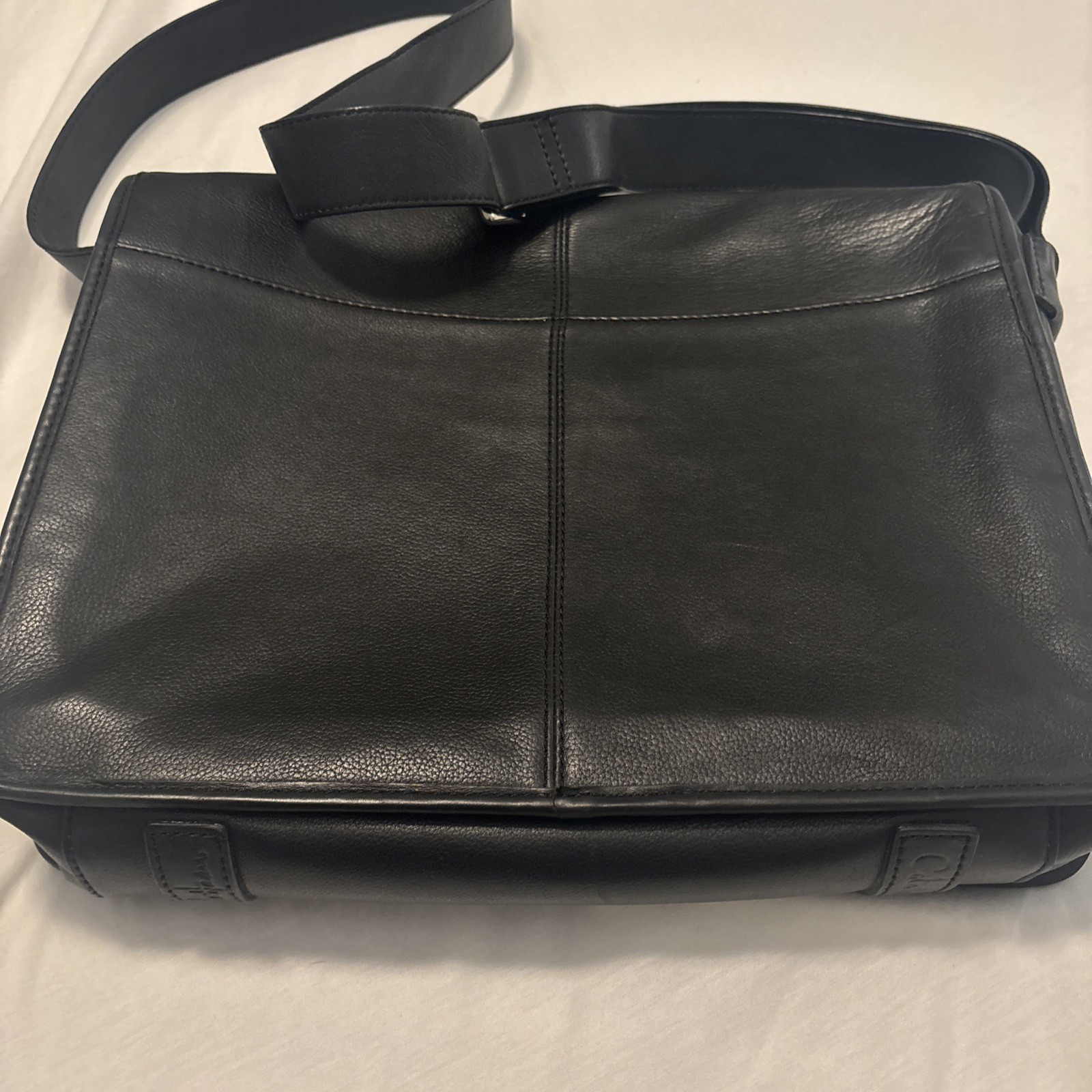 Cole Haan Pebbled Black 100% Leather Messenger Bag Laptop Shoulder Strap Attaché