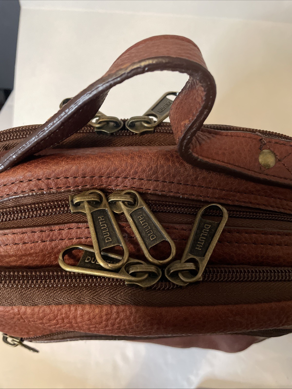 Duluth Trading Co Lifetime Leather Travel Bag Multi Zip Pocket Crossbody Brown