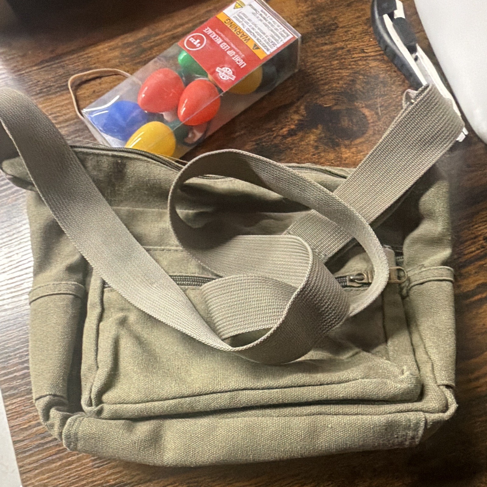 Green Solid Crossbody Messenger Bag Zip Closure Adjustable Strap Outer Pockets