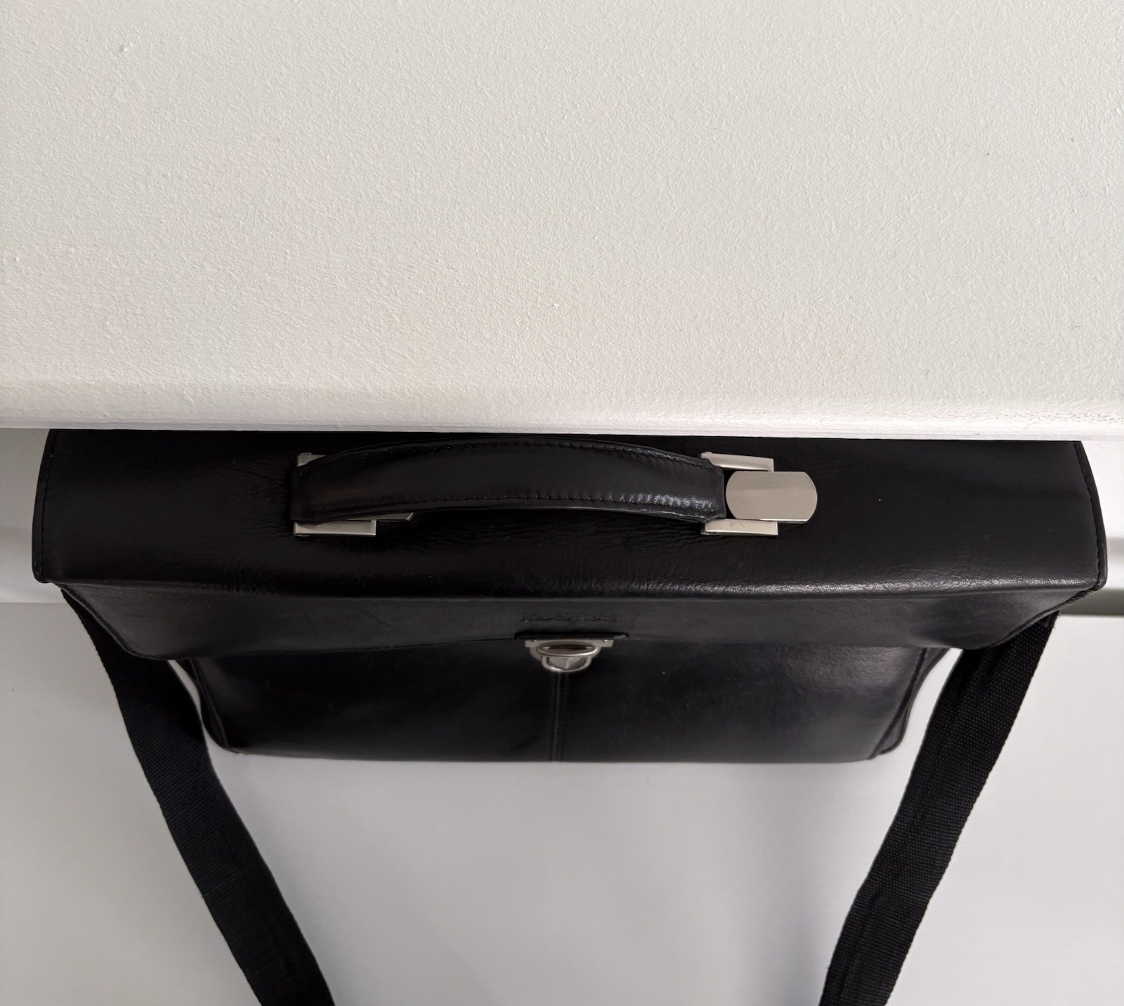 Kenneth Cole Black Leather Briefcase Push Lock Inner Pockets Shoulder Strap