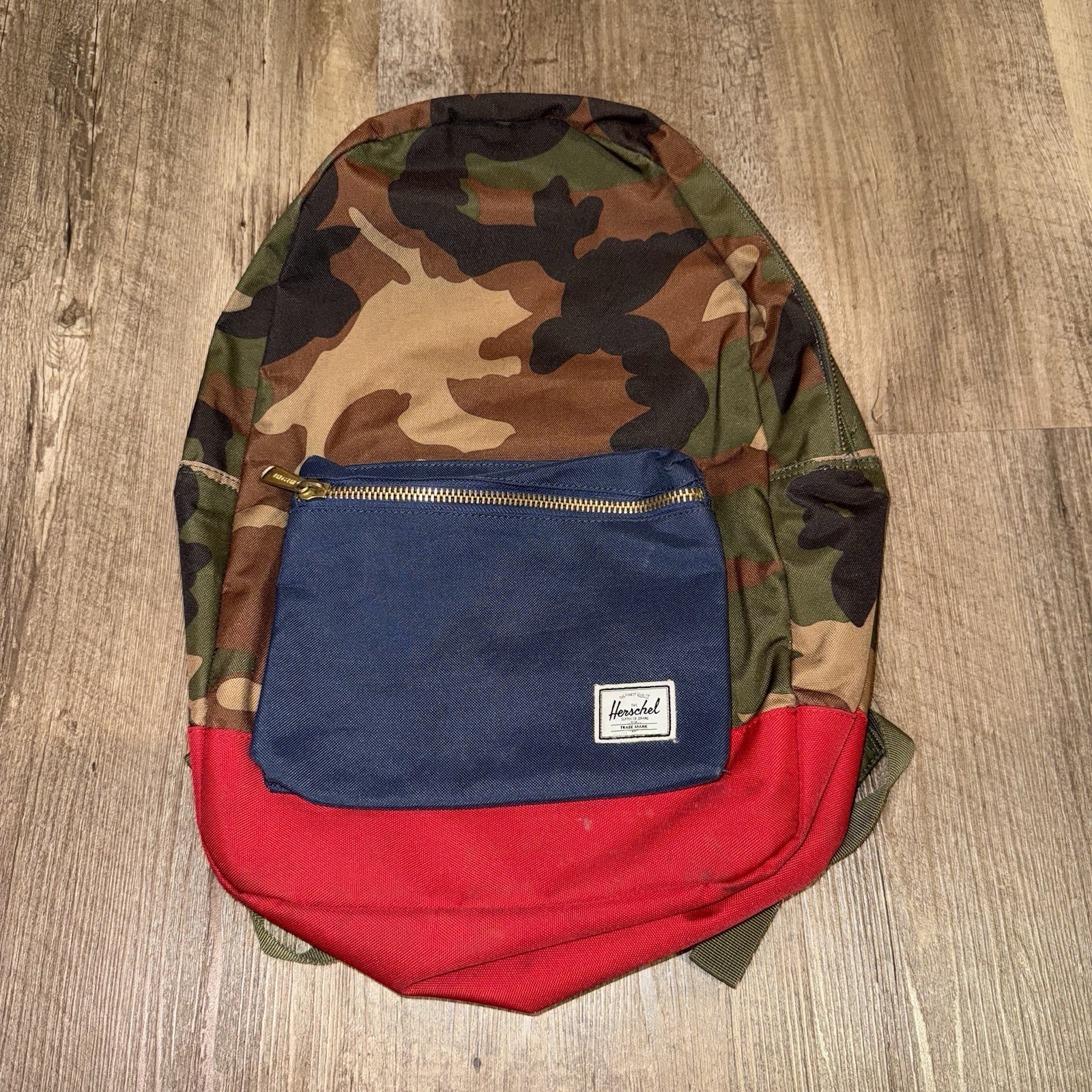 Camo Herschel Backpack Gold Zipper Red Computer Sleeve Supply Settlement