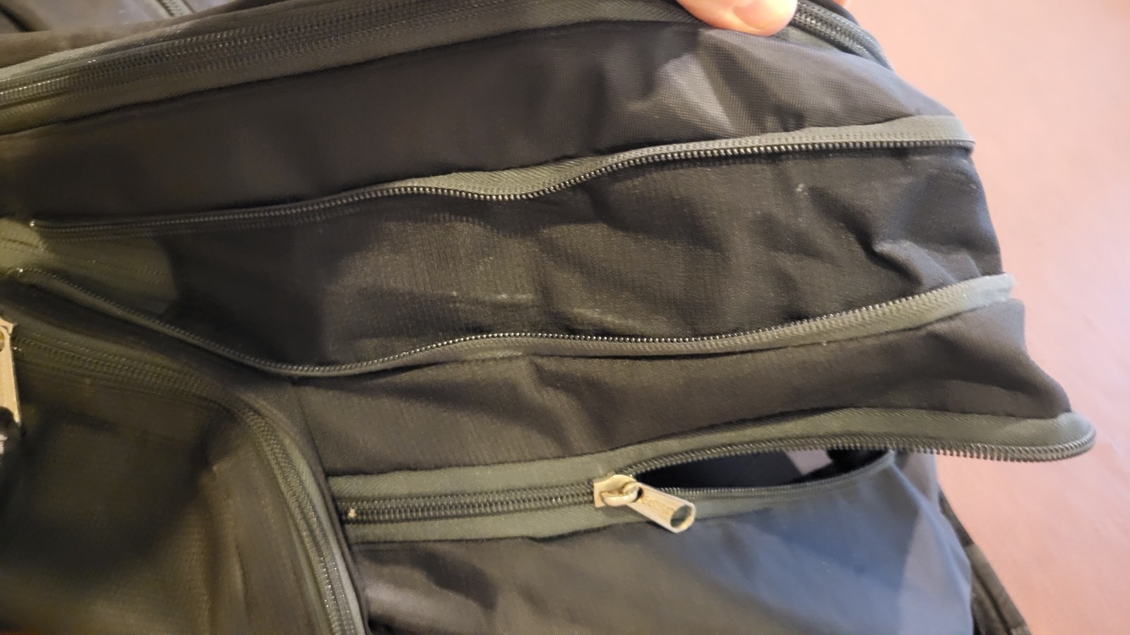 Eastsport Titan Backpack BLACK – EXPANSION ZIPPER -POCKETS GALORE! EUC!!