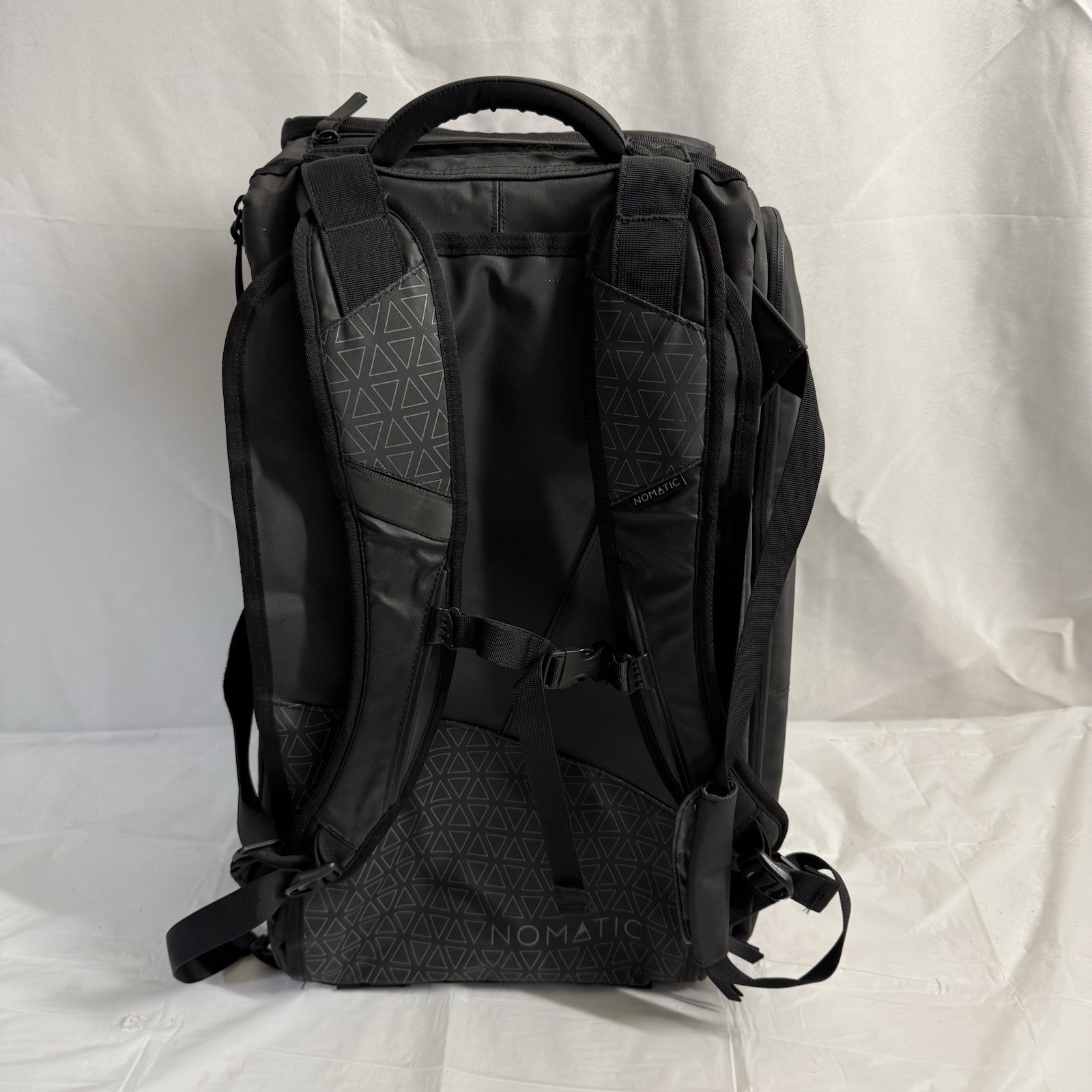 E1 Nomatic Travel Backpack Black – Gently Used – Expandable 20x12x10