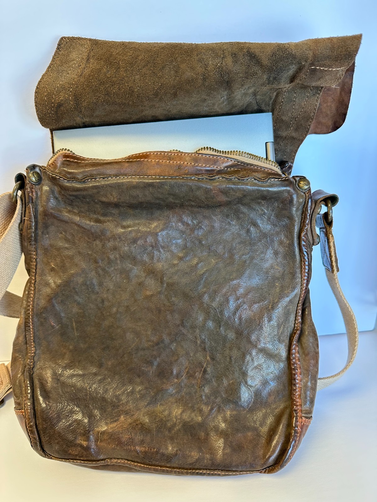 CAMPOMAGGI ITALIAN LEATHER MESSENGER BAG. PERFECT FOR iPAD, BOOKS, etc.