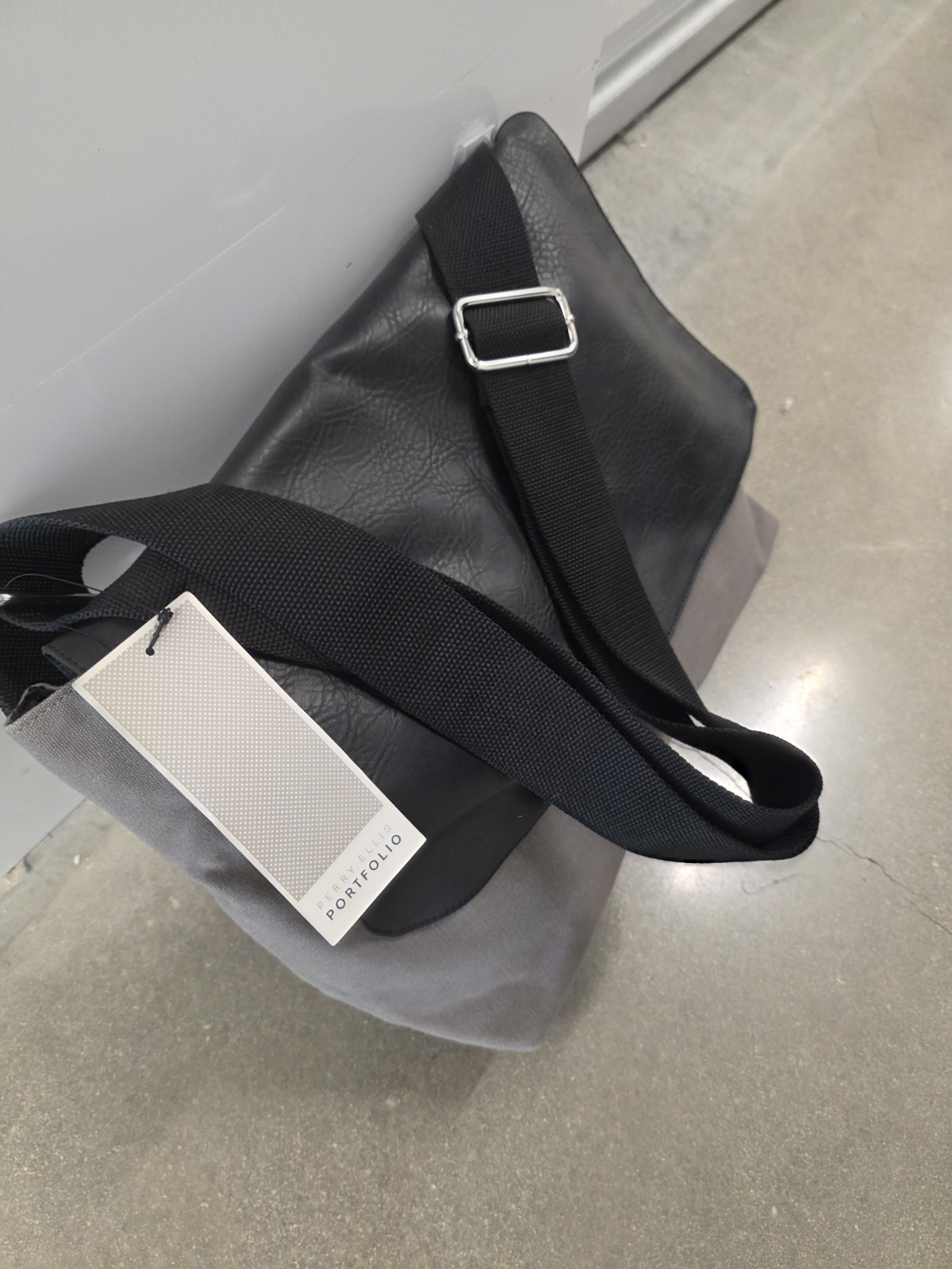 Perry Ellis Portfolio Men’s Medium Messenger Bag Black/Gray Solid Hook & Loop