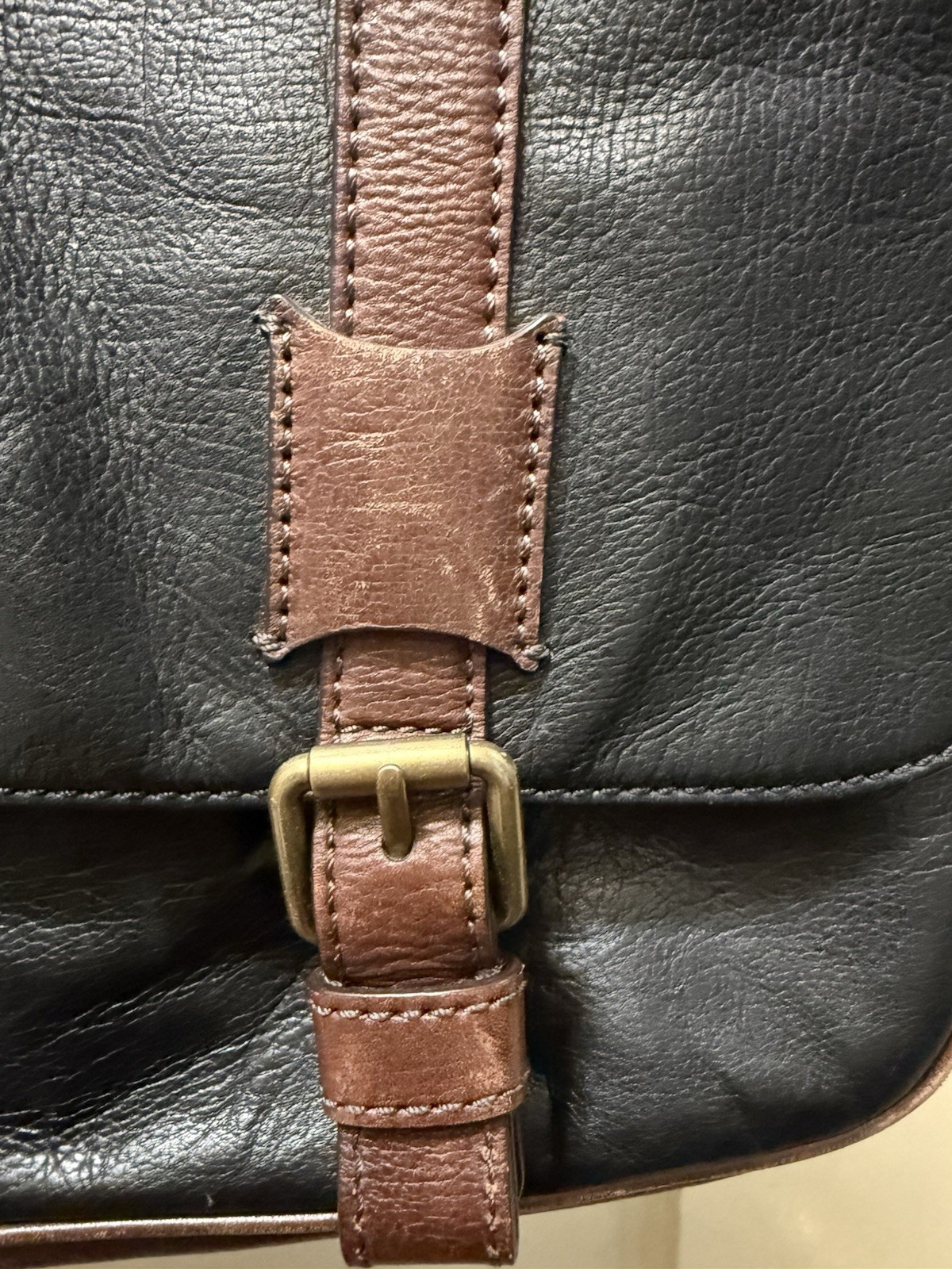 Fossil Men’s Messenger Bag Black Brown Buckle Magnetic Inner Outer Pockets