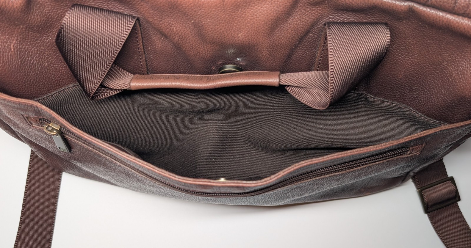 *separated top zipper, some wear* Daniel’s NYC carrying case / bag
