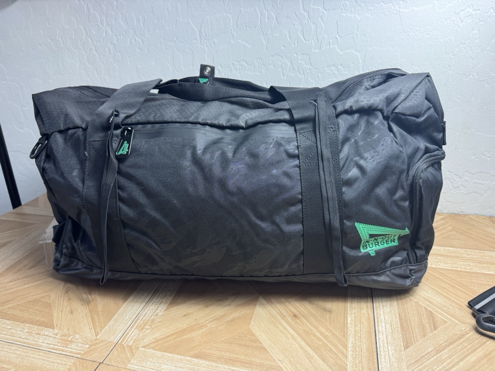 In N Out Burger Travel Gym Workout Duffle Bag Black Zip Around Exclusive