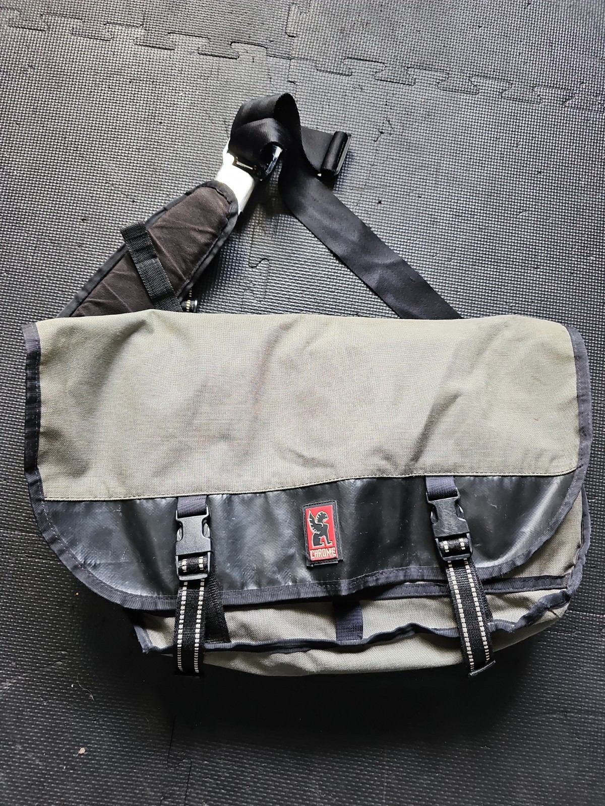 Chrome Industries Extra Large Messenger Bag 24″ Wide Gray/Black
