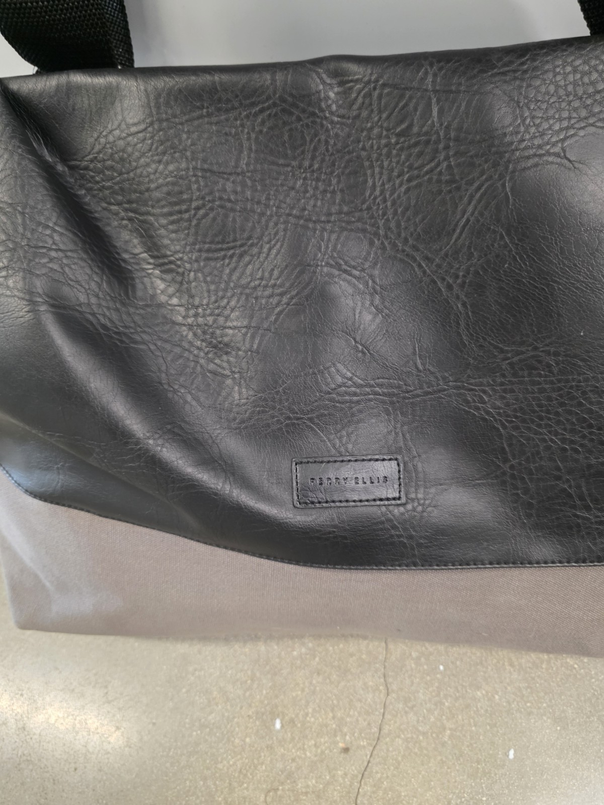 Perry Ellis Portfolio Men’s Medium Messenger Bag Black/Gray Solid Hook & Loop