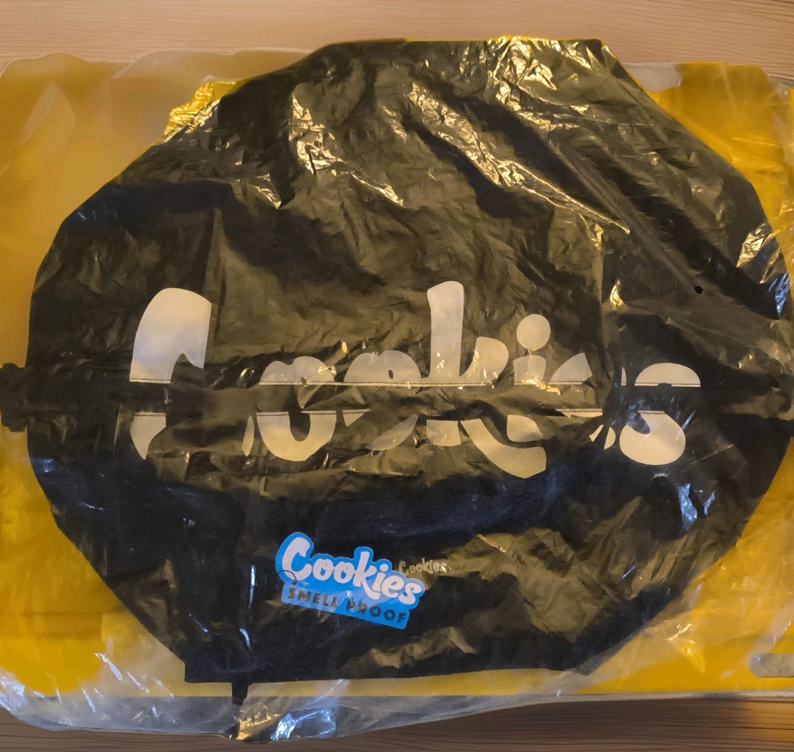 100% polyester with 3 compartments. Capacity of 44L