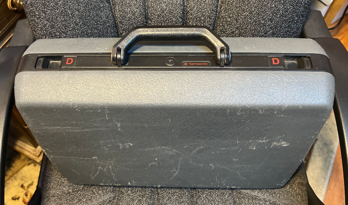 Vintage Samsonite™ ~ Broker GL Briefcase ~ Light Gray & Black ~ WITH KEY