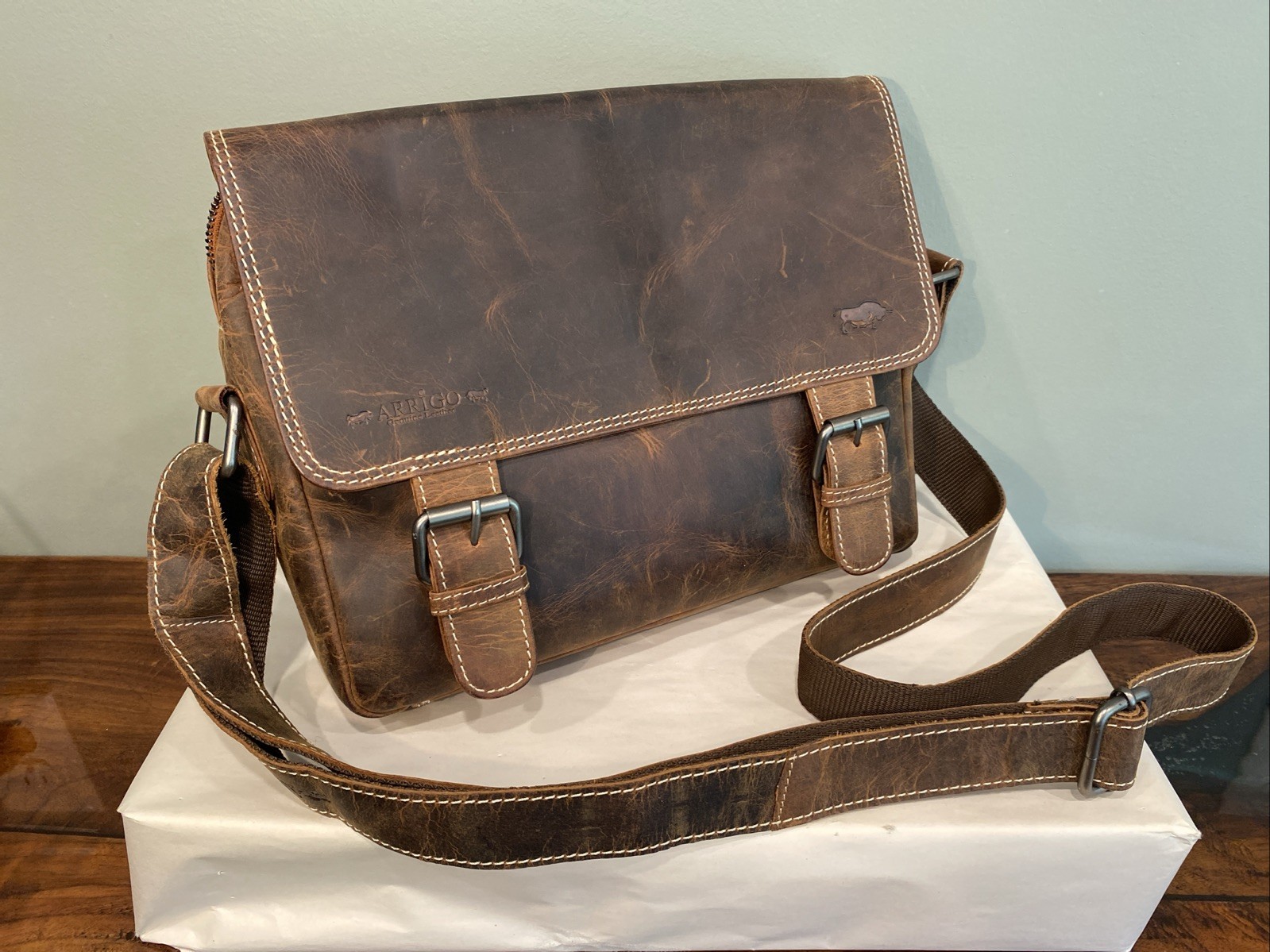 Arrigo Brown Leather Compact Messenger Bag Satchel Shoulder Strap Unisex – Nice!