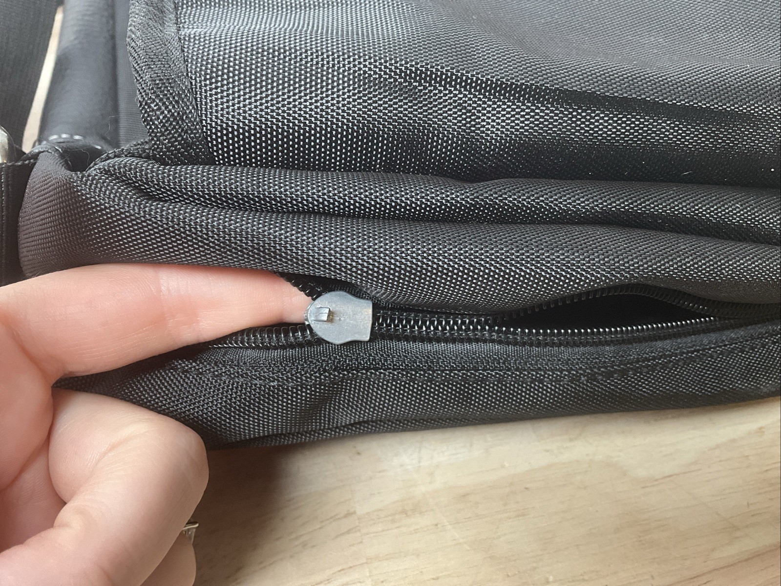 READ – Vintage Oakley(?) Tactical Vertical Messenger Day Pack Black Shoulder Bag