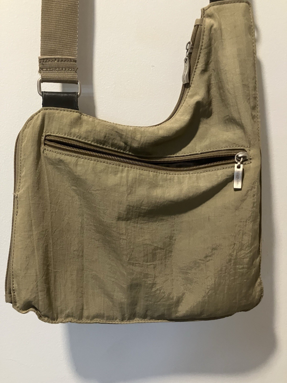 baggallini Beige Solid Crossbody Bag Zip & Magnetic Closure, Adjustable Strap