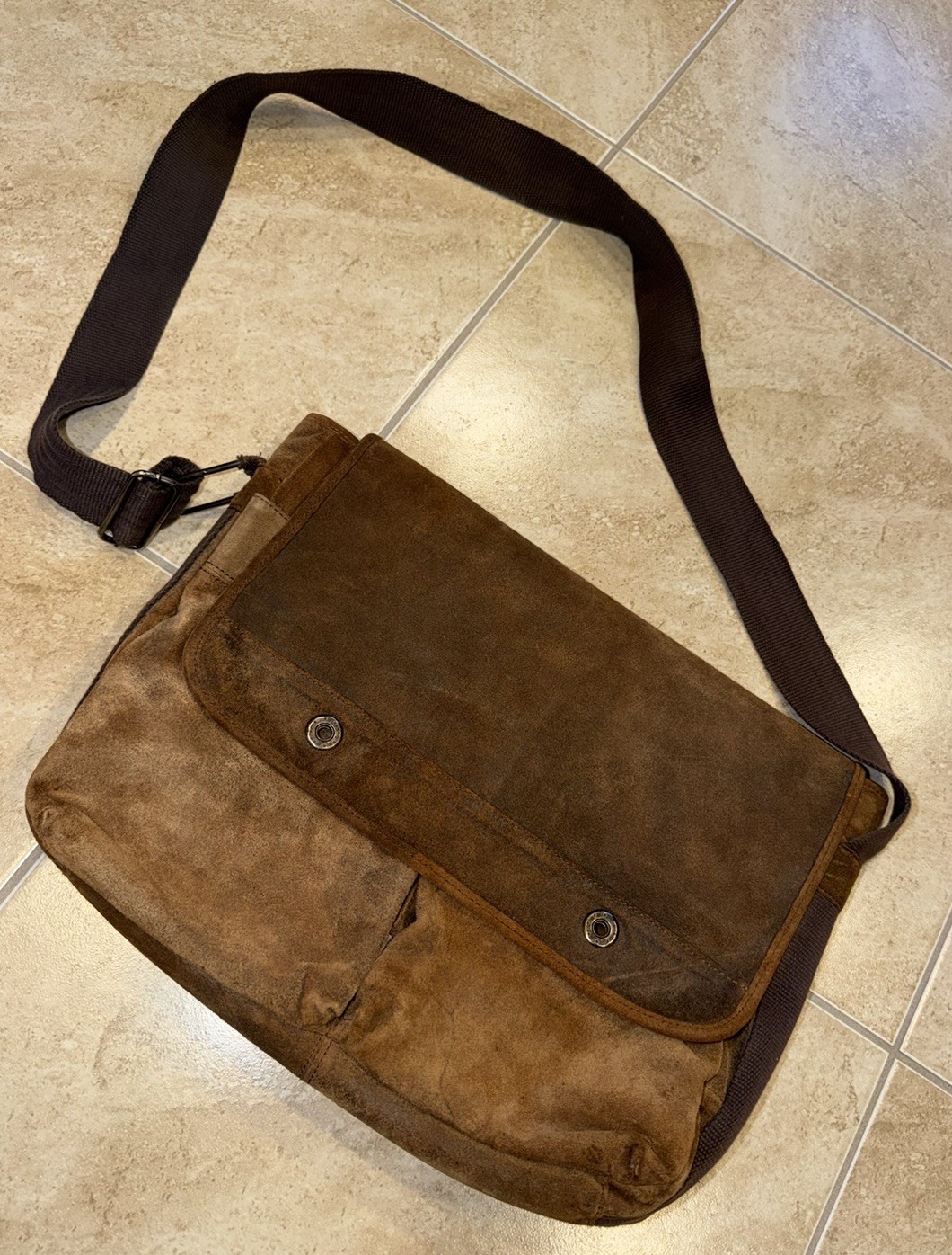 Wilson’s Leather Genuine Leather Messenger Back Large Brown Snap Button