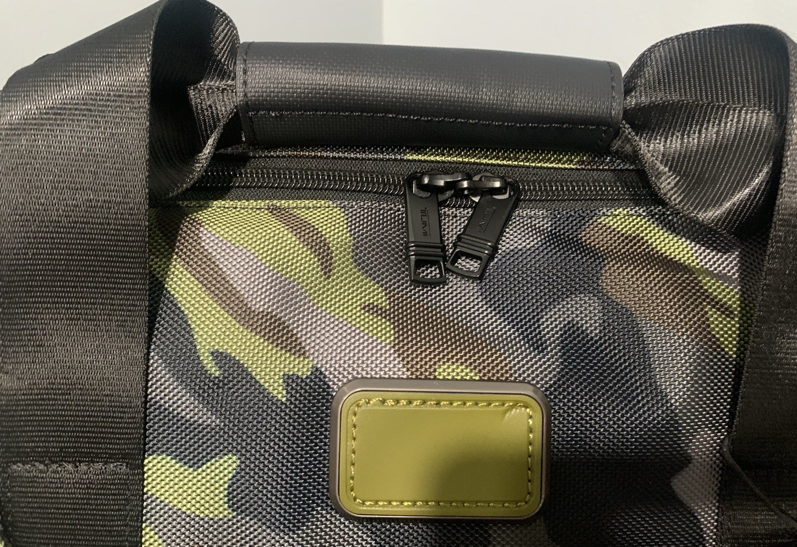 Tumi Alpha 3 Double Expansión Travel Satchel. Limited Edition Green Camo