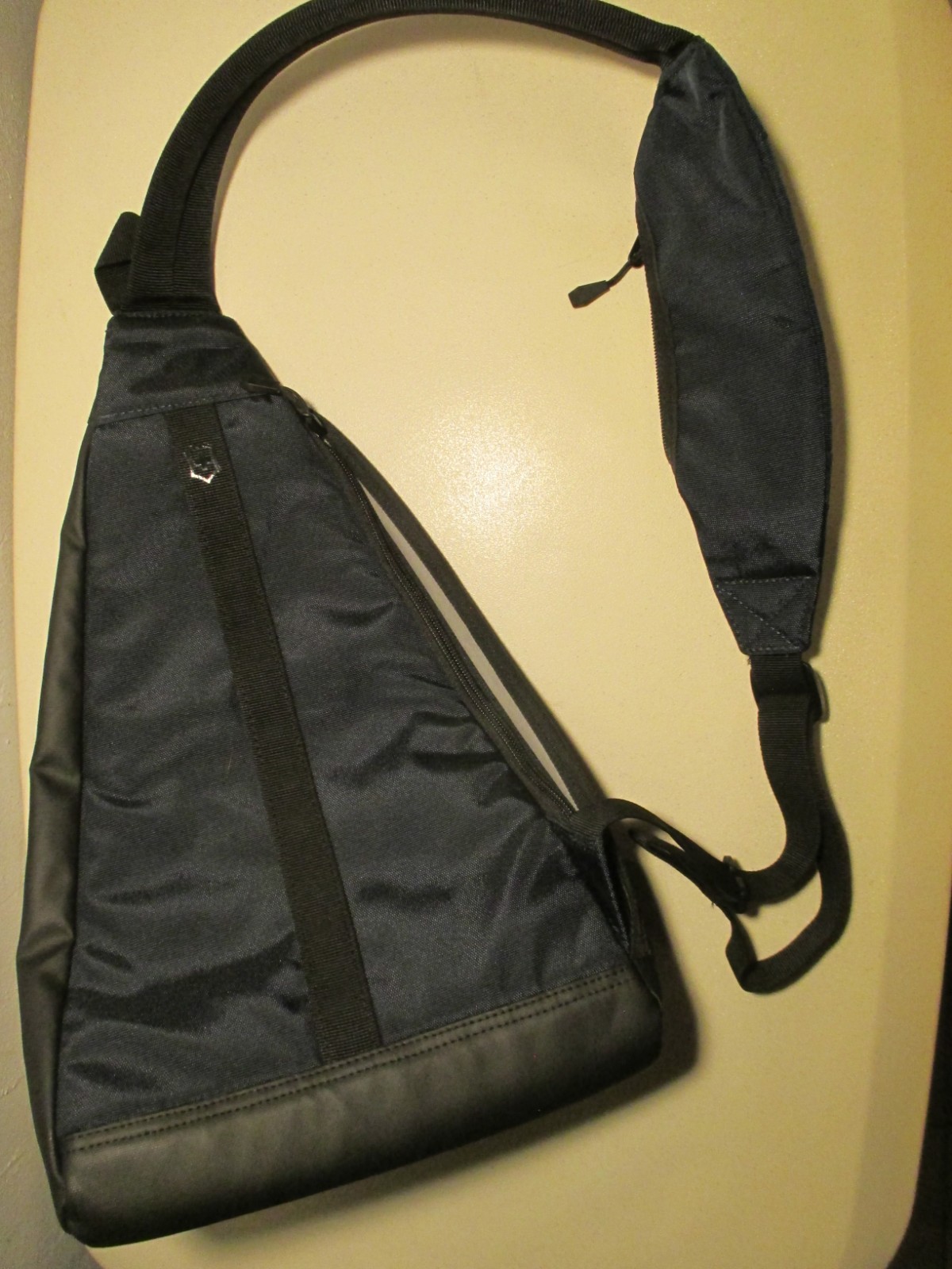 Victorinox Altmont Dual Compartment Mono Sling Bag #606749 Shoulder Strap Pocket