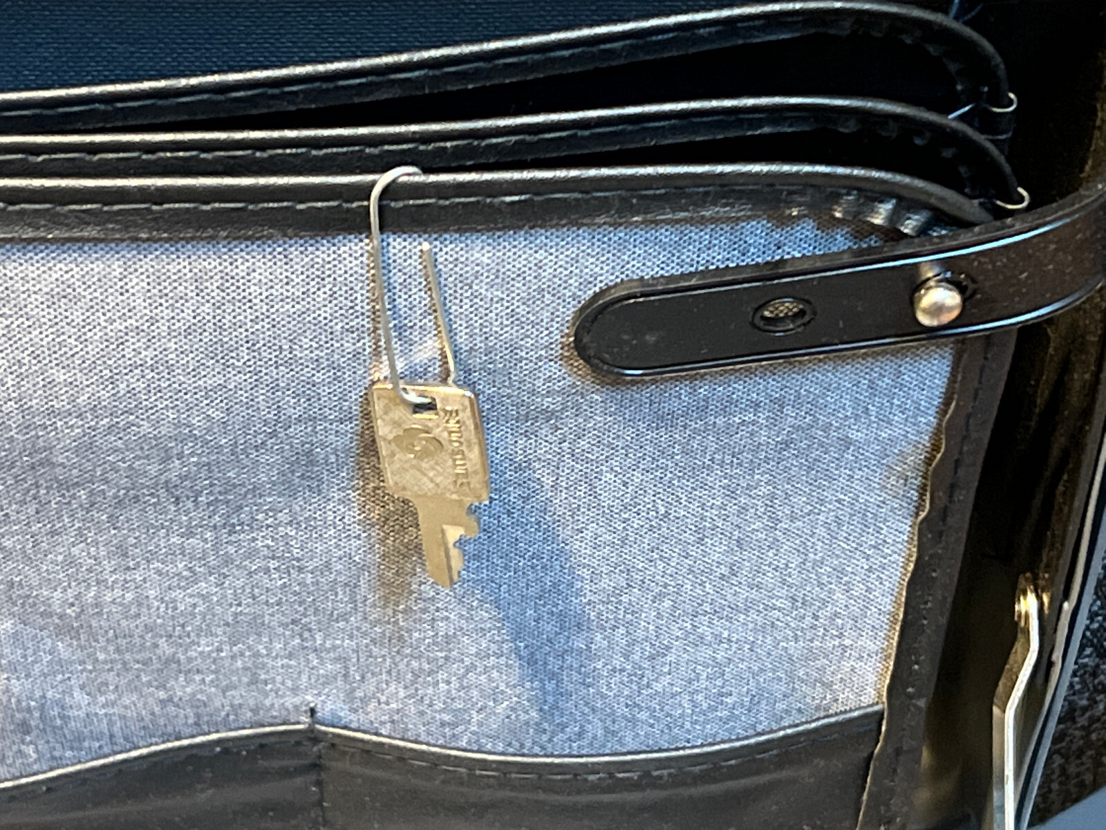 Vintage Samsonite™ ~ Broker GL Briefcase ~ Light Gray & Black ~ WITH KEY