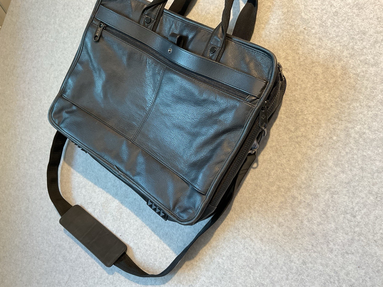 Samsonite Black Leather Laptop Business Briefcase Bag Expandable Shoulder Strap
