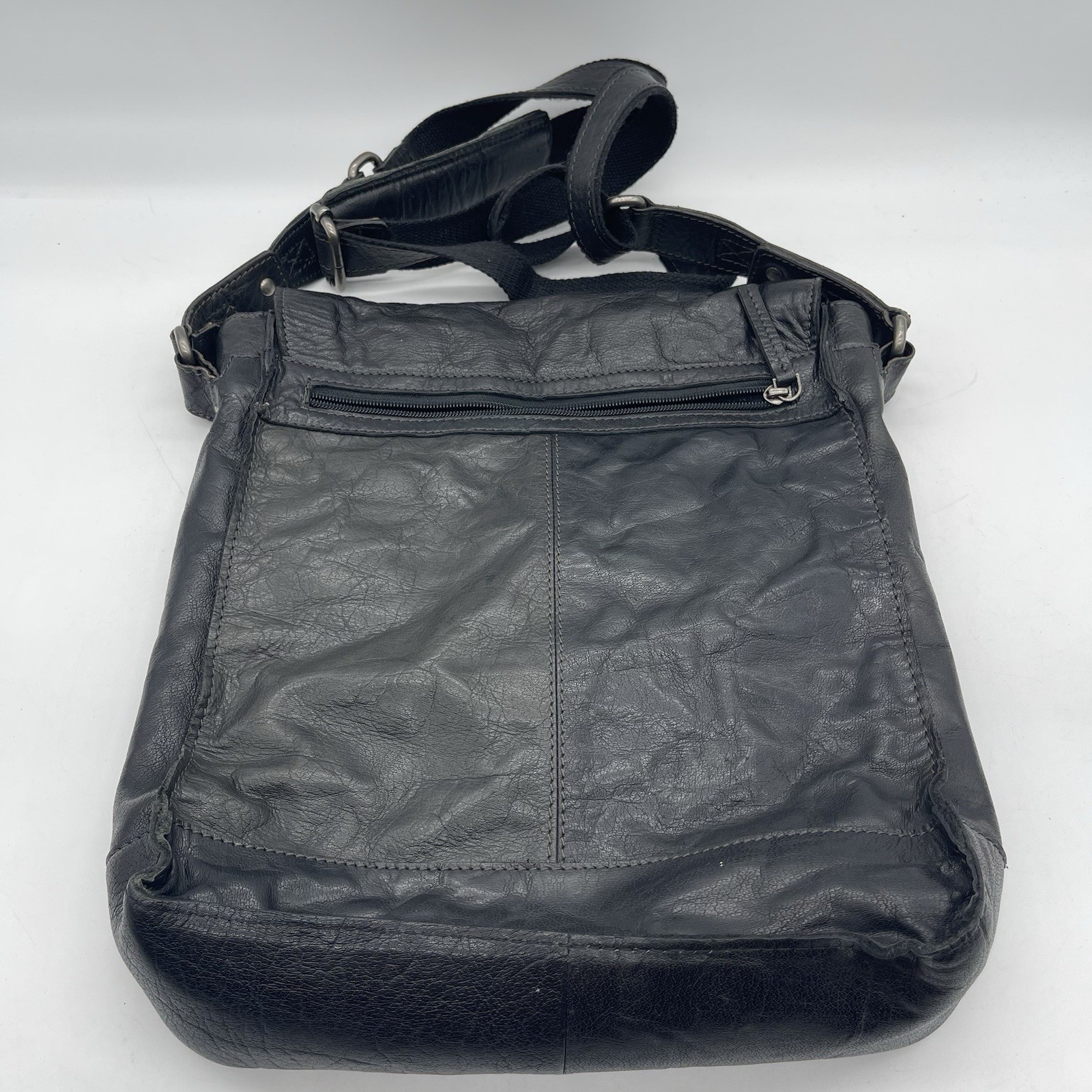 Spikes & Sparrow Bronco Leather Crossbody Messenger Bag Black Snap Closure Flap