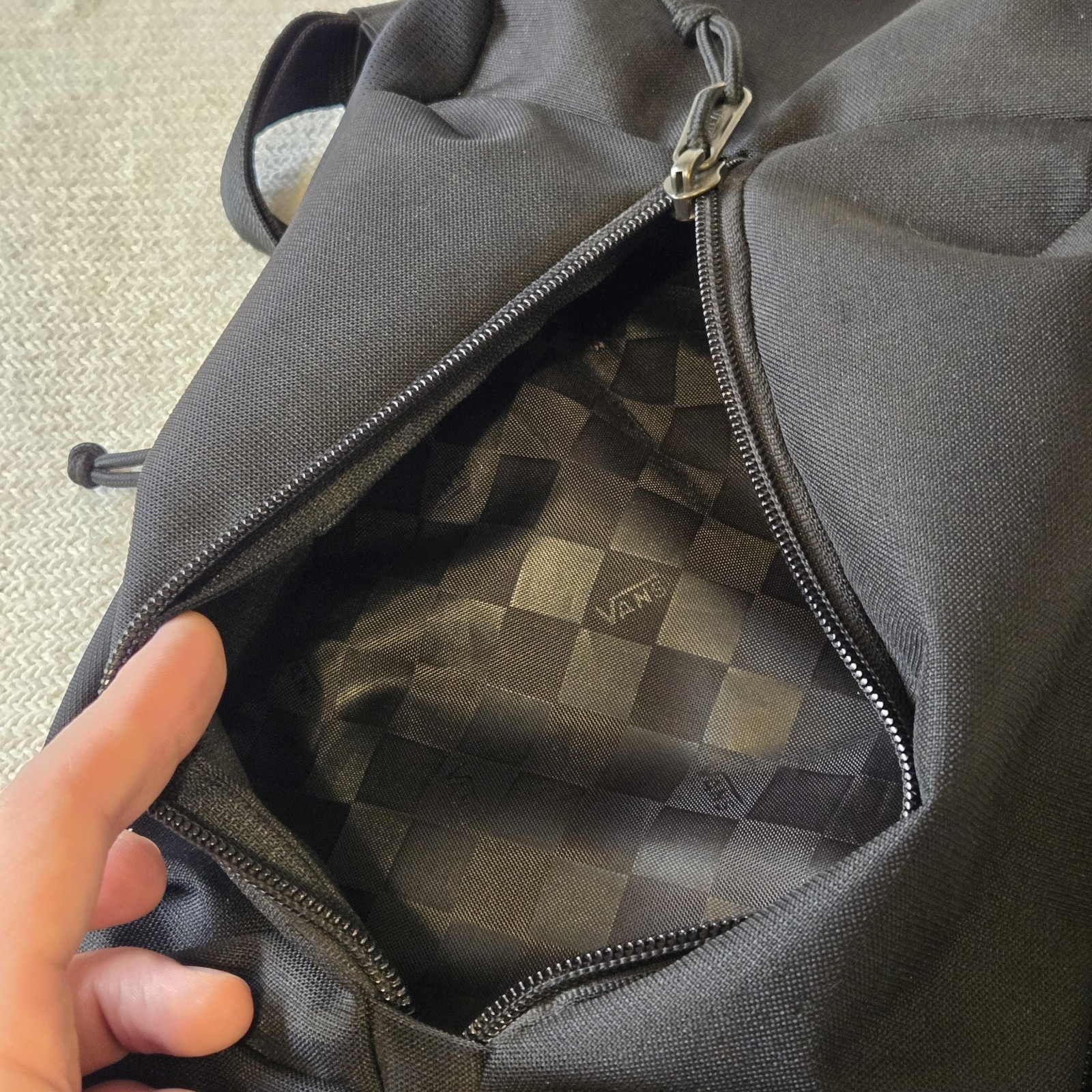 VANS Off The Wall Warp Black Sling Backpack Crossbody Bag Zip w/ Inner Pockets